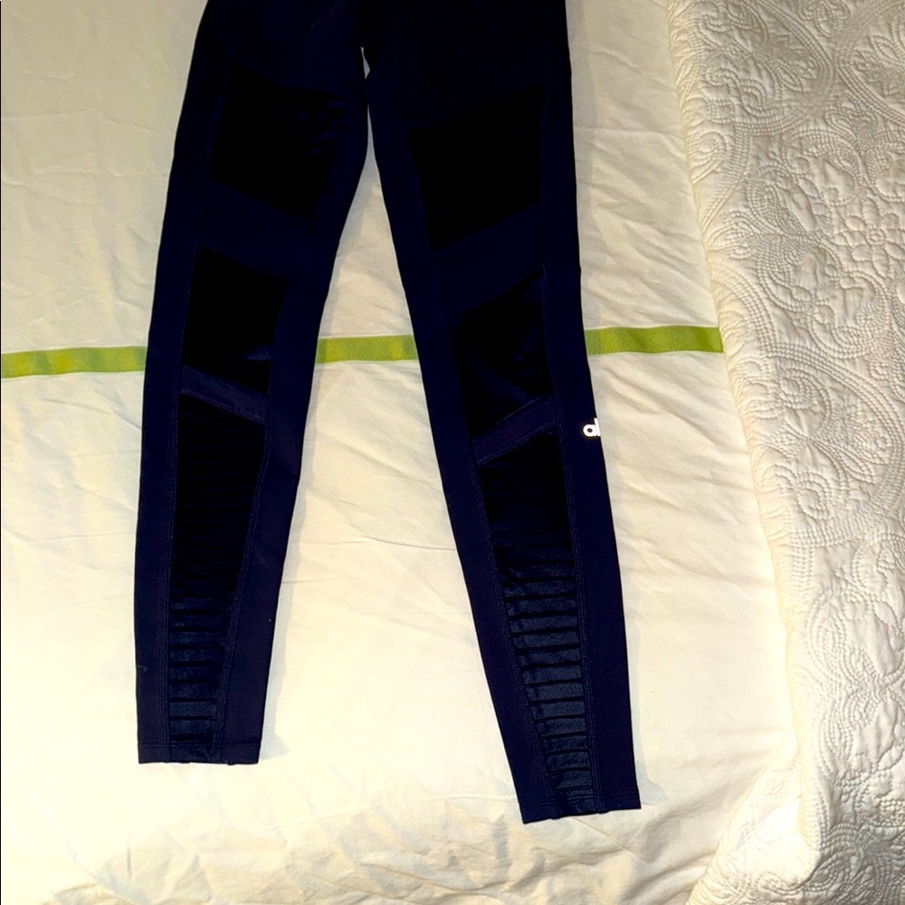 New ALO Navy blue leggings WITH SMALL MESH INSERTS 
size XXS